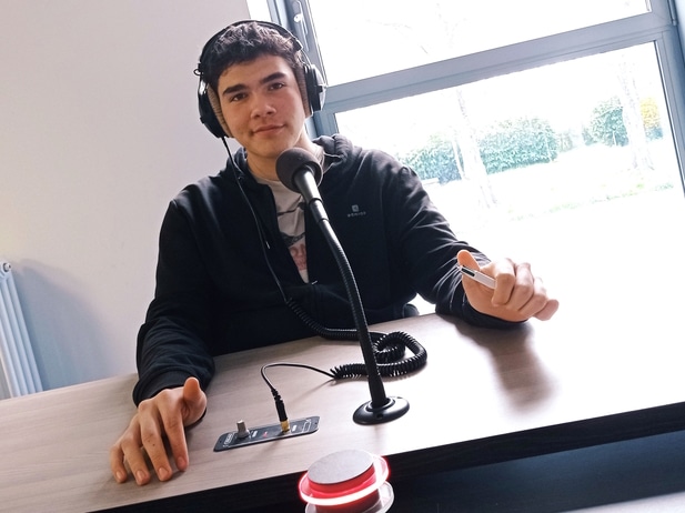 Les élèves de Seconde Bac Pro AGORA dans un studio de radio... 1 22232agoradiof1