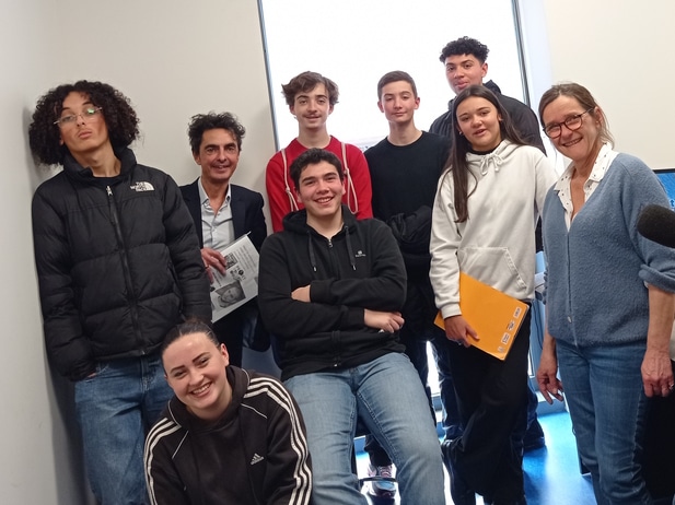 Les élèves de Seconde Bac Pro AGORA dans un studio de radio... 2 22232agoradiof2