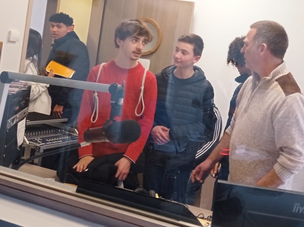 Les élèves de Seconde Bac Pro AGORA dans un studio de radio... 4 22232agoradiof4