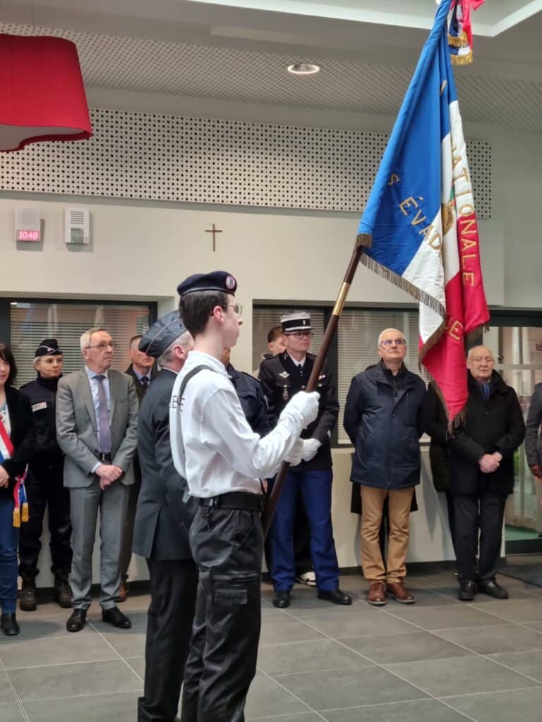 Remise du drapeau "Evadés de guerre - section de la Mayenne" 6 a06