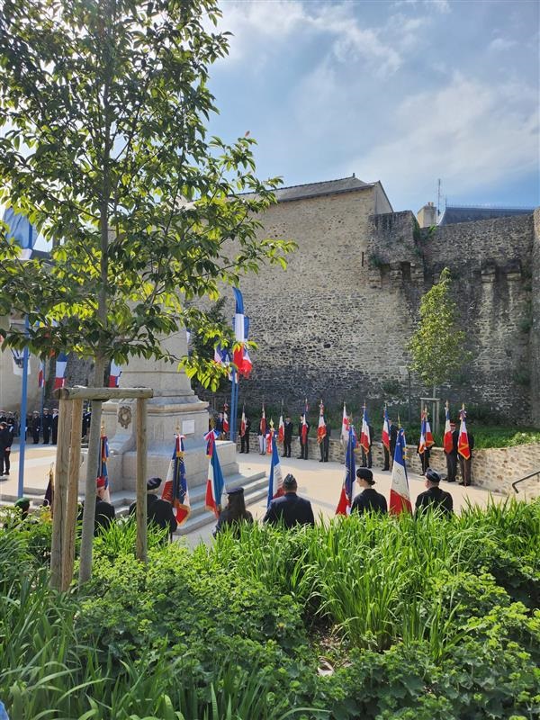 Un de nos élèves Porte Drapeau pour la Commémoration du 8 mai 2025 1 Haute Follis 2025 8 mai bis