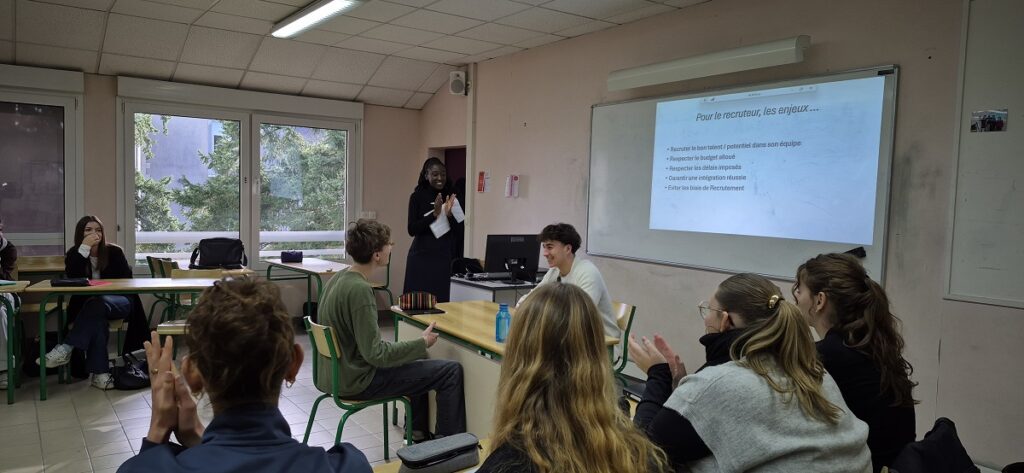 Partage d'expérience entre une ancienne élève et nos Terminales STMG 7 20251202 114201