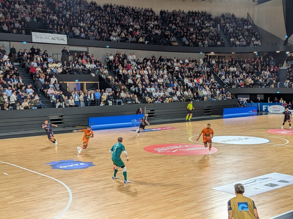 Sortie Futsal pour nos internes 3 PXL 20251201 193038529.MP