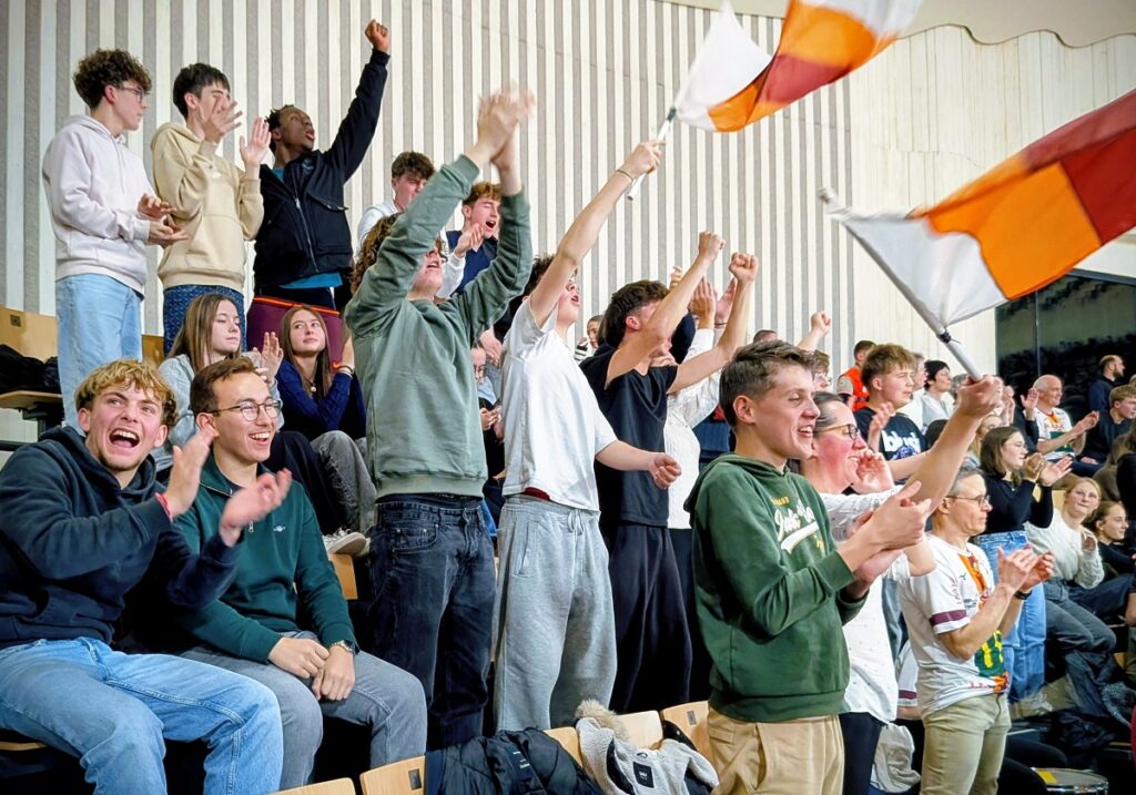 Sortie Futsal pour nos internes 6 PXL 20251201 202356875.MP2