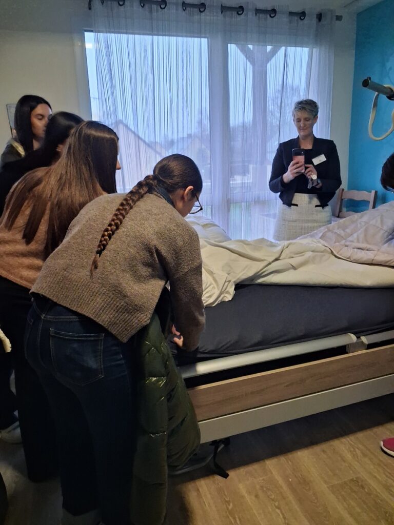 Immersion au cœur de l’innovation : Nos Terminales ST2S en EHPAD ! 7 20260108 102958