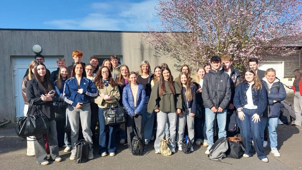 Echange avec une professionnelle pour nos 1ASAE 41 WhatsApp Image 2026 03 07 at 15.12.15